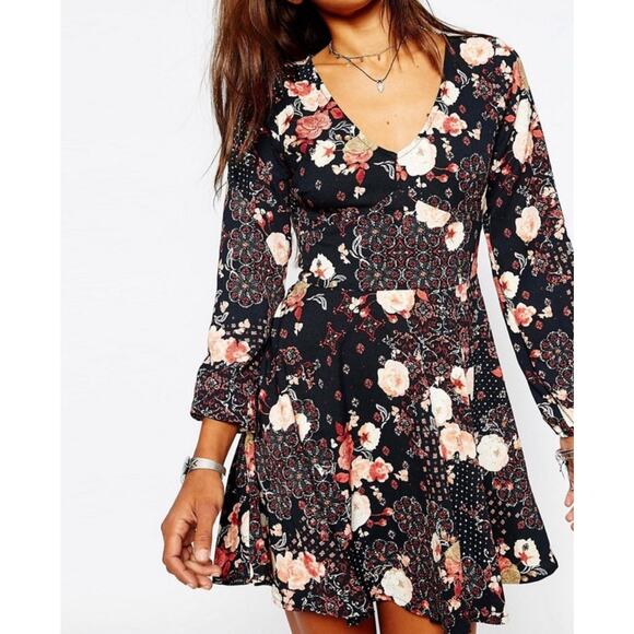 Abercrombie & Fitch Dresses & Skirts - Abercrombie & Fitch long sleeve v-neck flare dress size XSmall, new without tags
